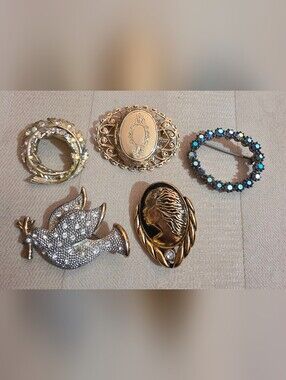 LOT OF VINTAGE BROOCHES, ONE IS COREEN SIMPSON, ALL IN EXCELLENT CONDITION.